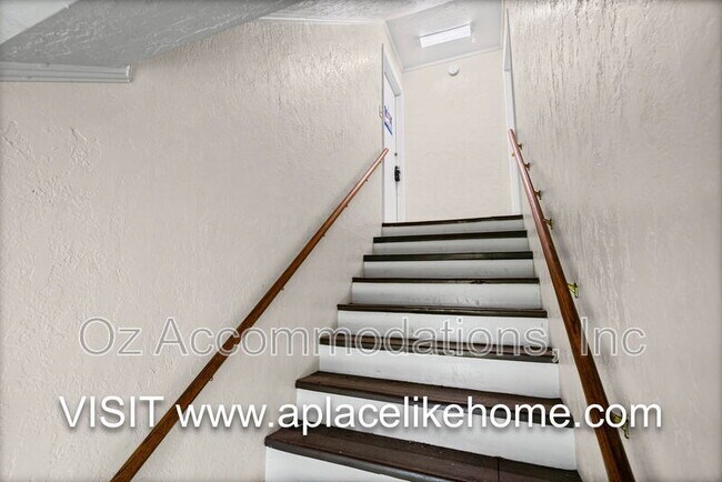 Building Photo - 563 S Ash Ave