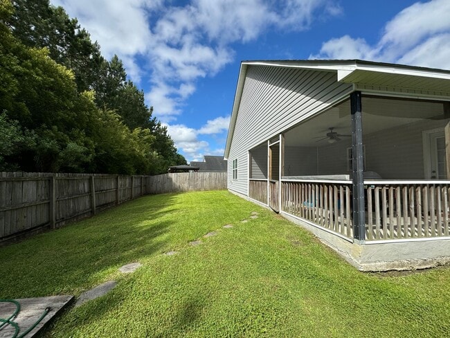 Building Photo - An adorable home within the City!