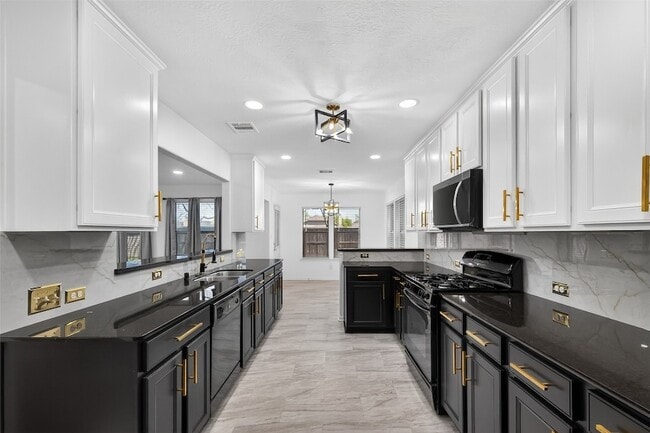 Building Photo - 15807 Sonoma Park Dr