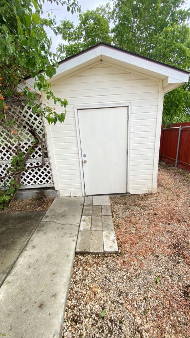 Building Photo - Spacious Home In A Quiet Subdivision