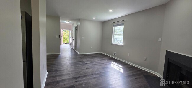 Building Photo - 18 Dina Ln
