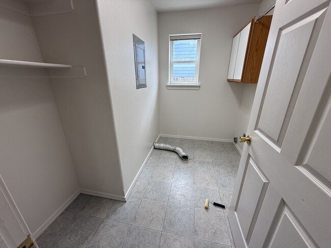 Building Photo - 913 Cardinal Dr