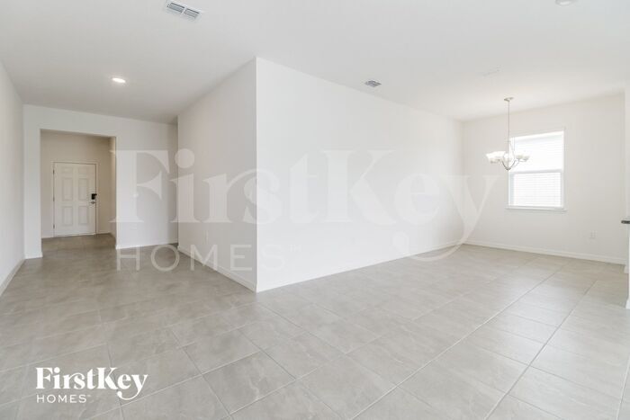 Building Photo - 421 Reina Wy
