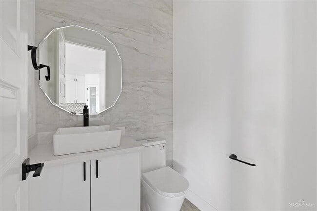 Building Photo - 32 Zimmerius Ave