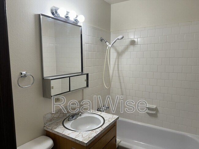 Building Photo - 401 SE 9th St