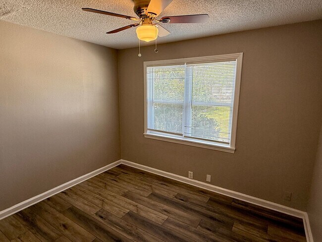 Building Photo - Beautiful 3/1 in Clearwater Available Now!