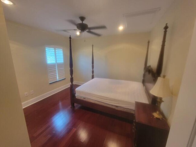 Building Photo - Deeded Boat Slip Comes with Home in Gated ...