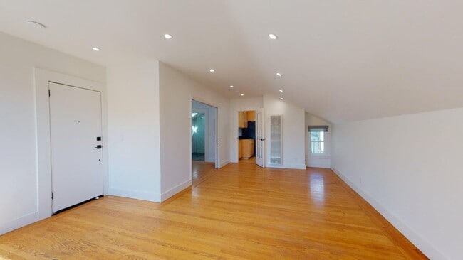 Building Photo - 254 Roosevelt Way