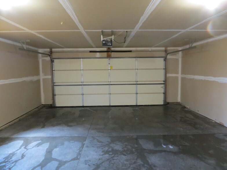 Building Photo - 716 20th St