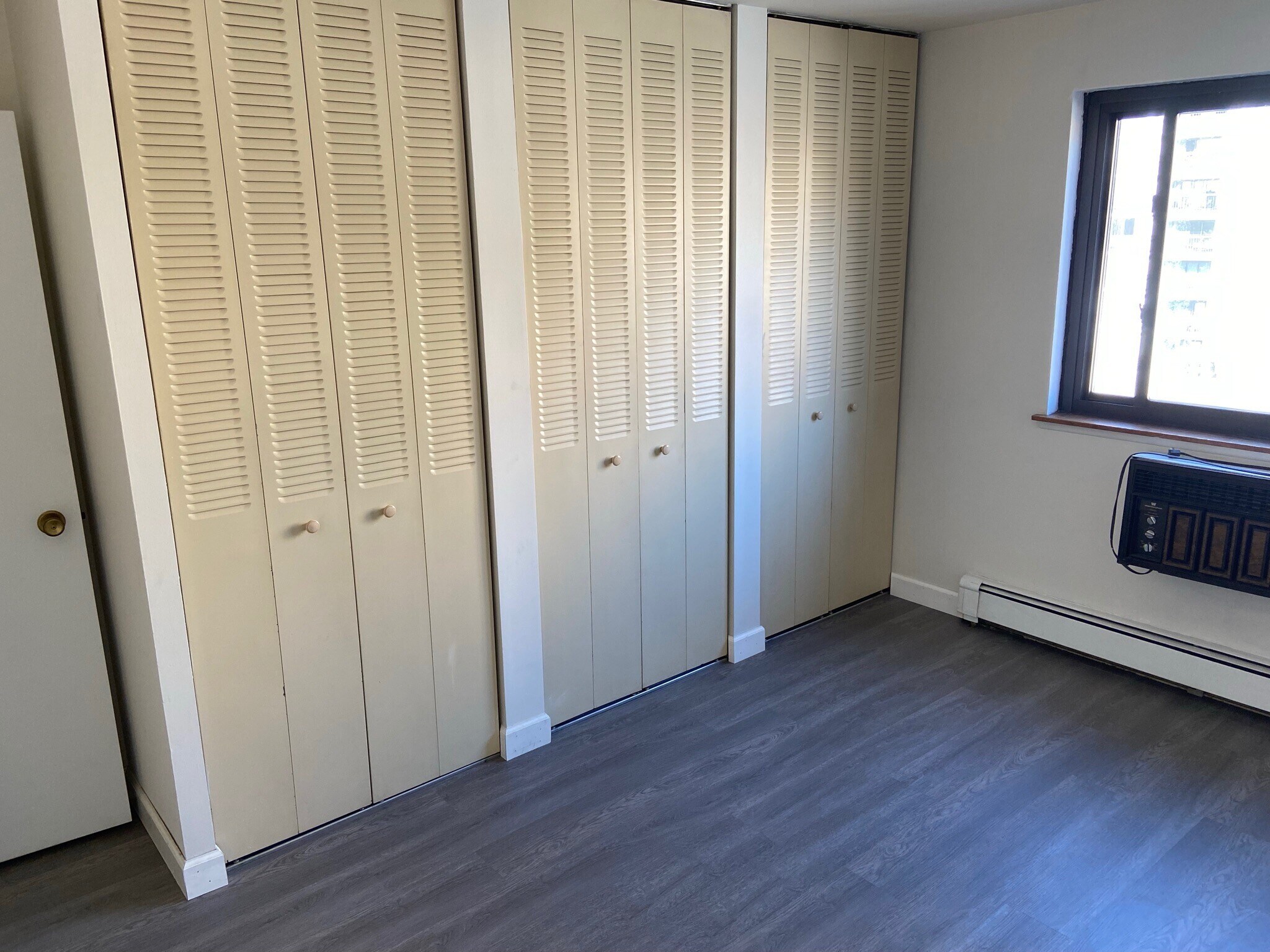 closets in bedroom - 607 W Wrightwood Ave