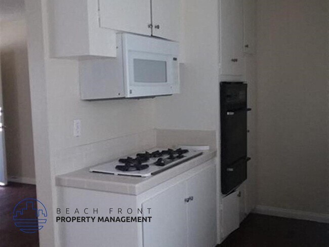 Building Photo - 924 Larch St.