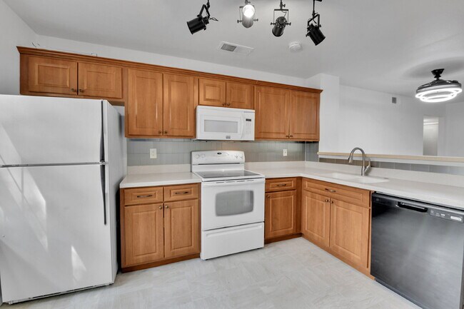 Building Photo - $1,825.00, 2-bed, 2-bath condo in Lakewood.