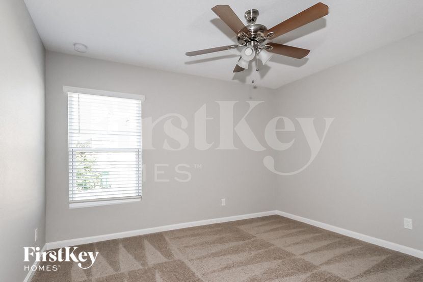 Building Photo - 957 SE Caravan Ave