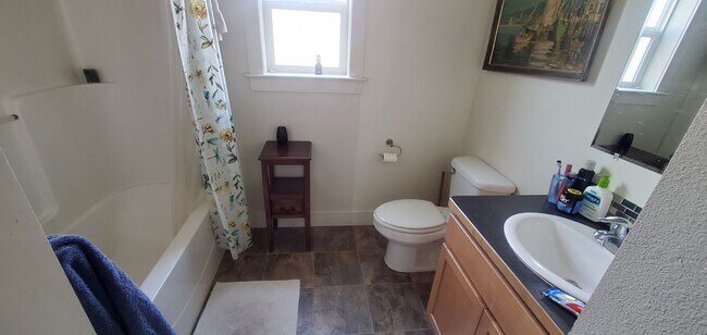 Building Photo - 3-Bedroom Duplex Just Blocks from WWU