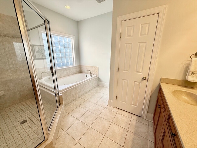 Building Photo - 4228 Pine Hollow Dr