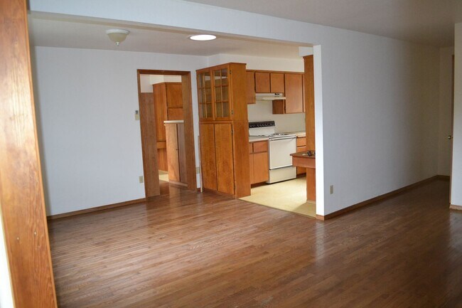 Building Photo - r5t746/748