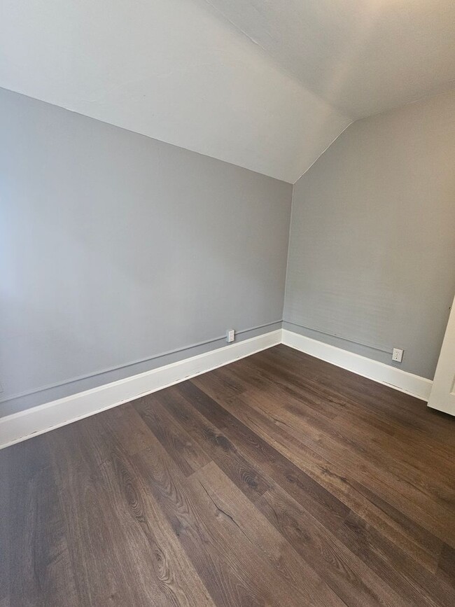 Building Photo - 1209/1211 W 15th St. NO MAINTENANCE WITHOUT APPROVAL call 563-505-0219