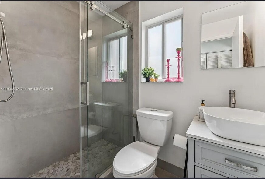 Building Photo - 1368 Presidio Dr