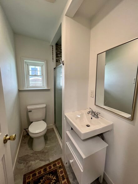 bathroom 2 - 614 N College Ave