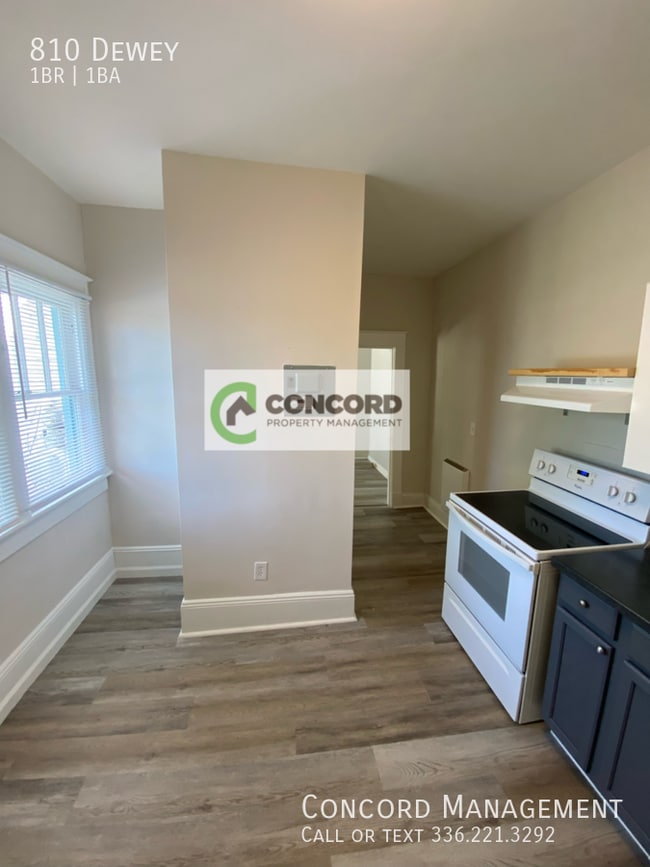 Building Photo - 810 Dewey-