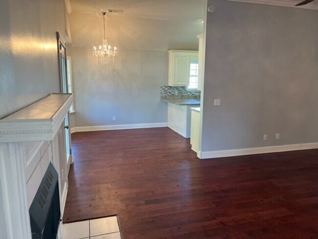 Building Photo - Cozy 3 Bed 2 Bath House! Available August ...