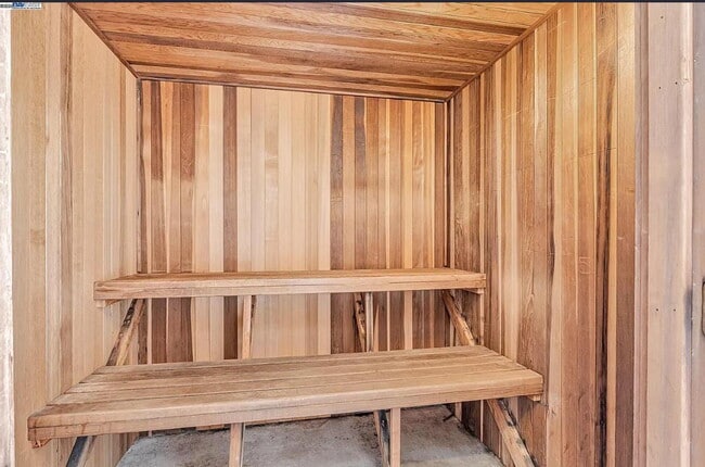 Building Photo - Beautiful & spacious 1 bedroom  updated condo with private patio and covered parking.