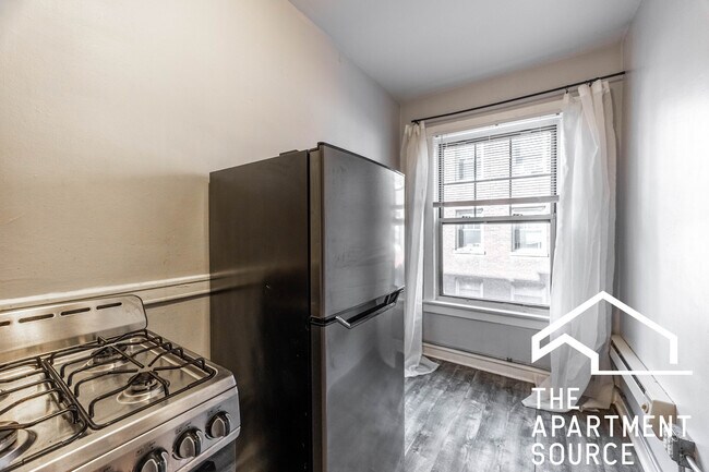 Building Photo - 3257 W Wrightwood Ave