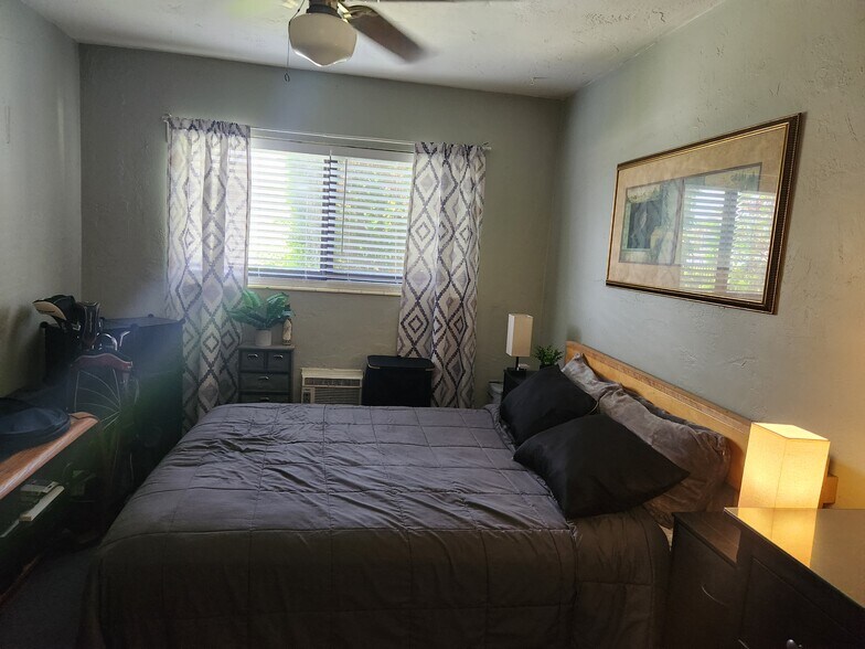 queen bed - 1845 Pembroke Rd