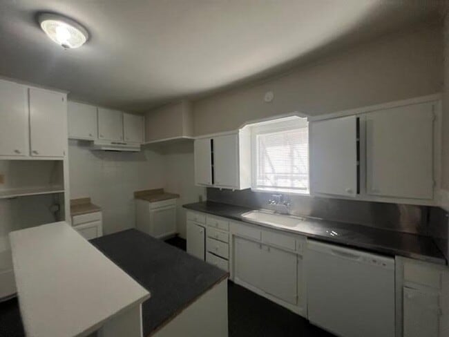 Building Photo - 3619 Fort Ave