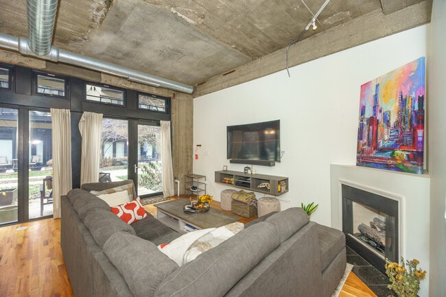 Building Photo - 1000 W 15th St