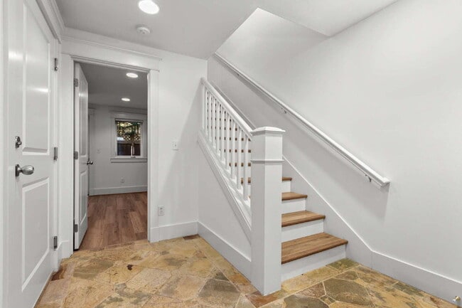 Building Photo - Stunning Capitol Hill Townhome in Prime Seattle Location – 3BR / 3BA Available June 7