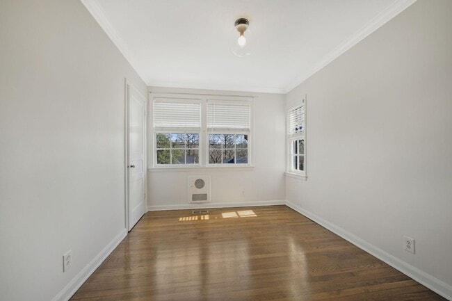 Building Photo - Charming cottage in Inglewood section of E...