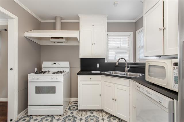 Building Photo - 8642 Daytonia Ave