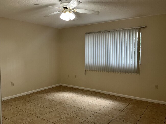 Building Photo - Winter Haven 3BR Home with Fenced Yard & Bonus Room