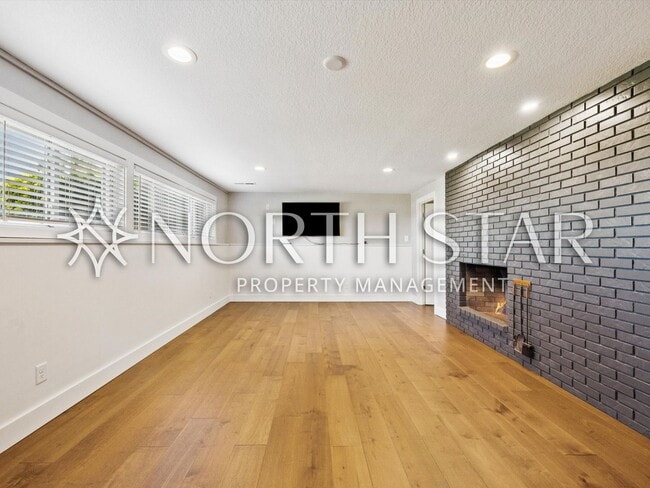 Building Photo - 860 S Skyland Dr