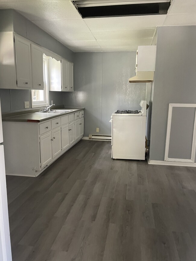 Building Photo - 1303 W Franklin (key 44)