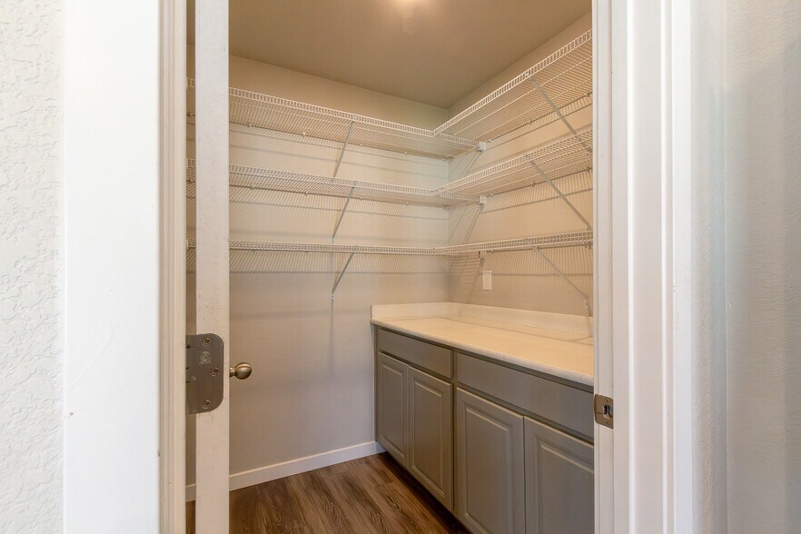 Building Photo - 8136 Lookout Ct