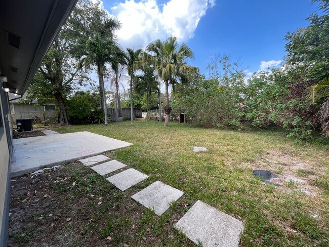 Building Photo - 3/2 Home For Rent- Palm Springs FL