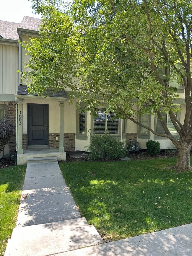 Building Photo - Dog friendly 3 Bedroom 2.5 Bath town home in Provo.