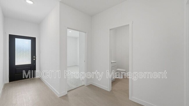 Building Photo - 1304 Apron Trl