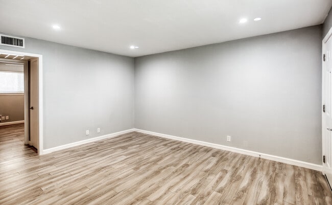 Building Photo - Magnolia Gardens