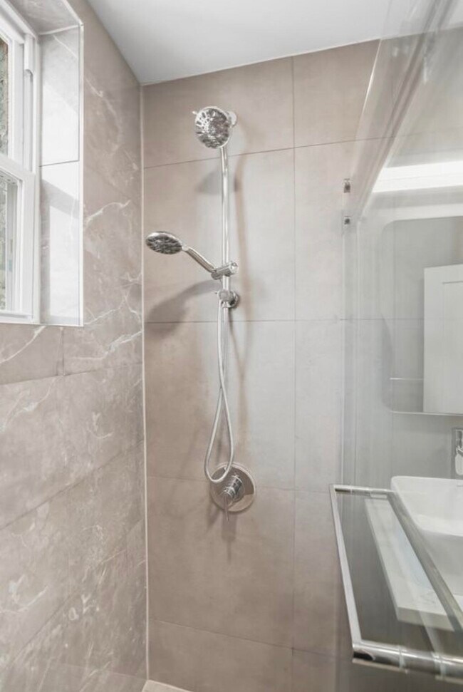 Building Photo - 233.5 Summit Ave