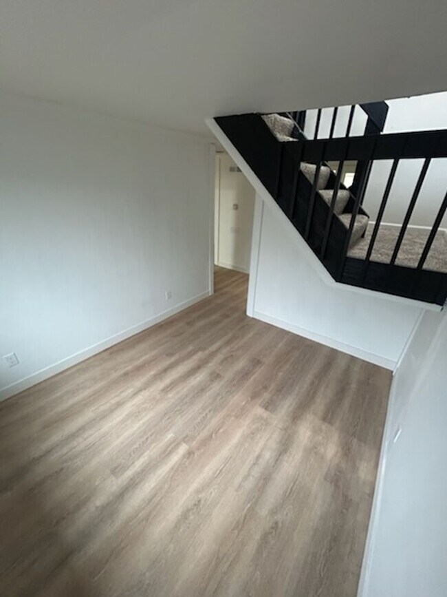 Building Photo - 3 bed 2 bath fenced in yard!!