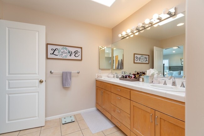 Building Photo - 2 Bed 2 Bath Condo (Avail. 12/1)