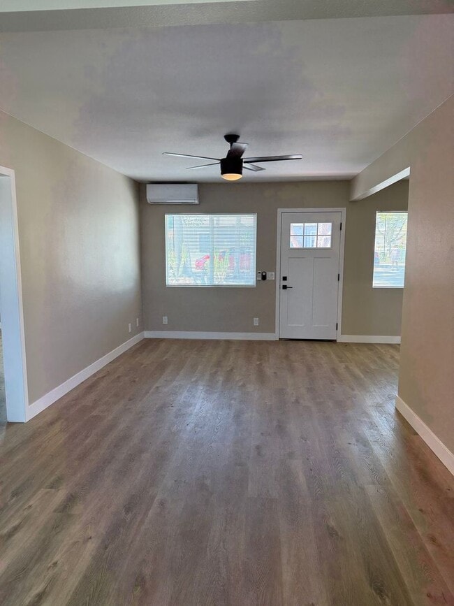Building Photo - Fully Renovated 2 Bed 1 Bath Home
