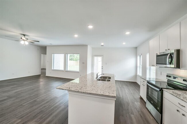 Building Photo - 11611 Moltere Dr