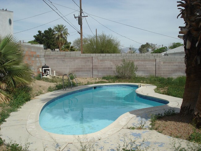 Building Photo - **COMING SOON** HOME WITH SPARKLING POOL!