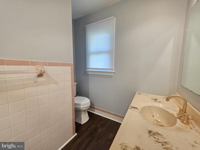 Building Photo - 8241 Robin Hood Dr
