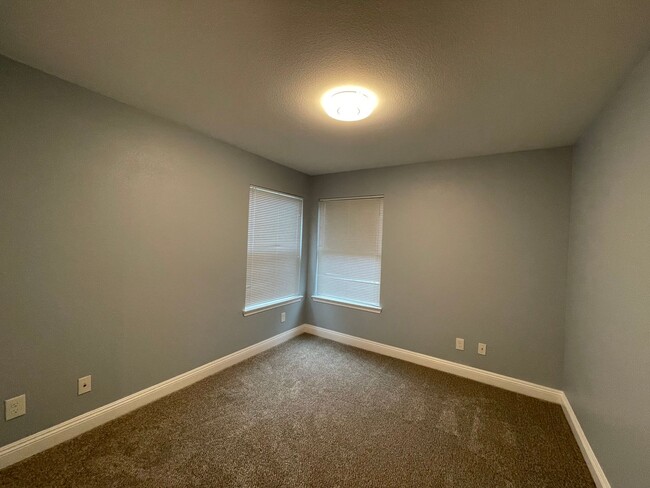 Building Photo - Freshly Updated & Move-In Ready
