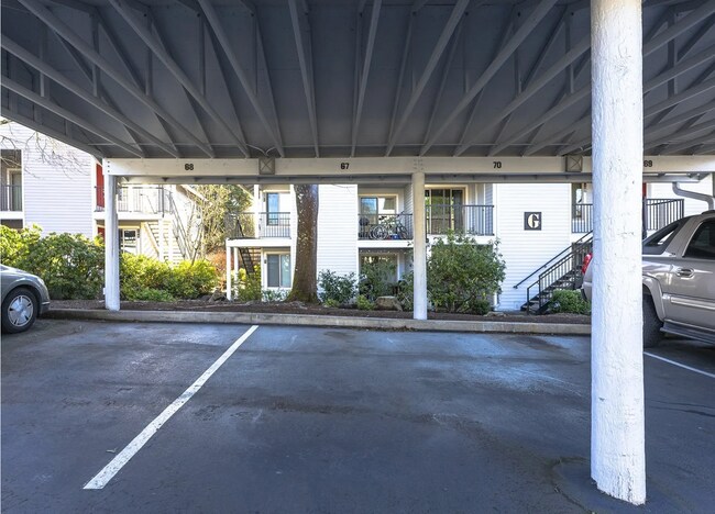 Building Photo - 2 bed, 2 bath rental condo in Lake Oswego ...